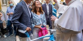 Girowinnaar Bernal schenkt roze trui en fiets aan paus