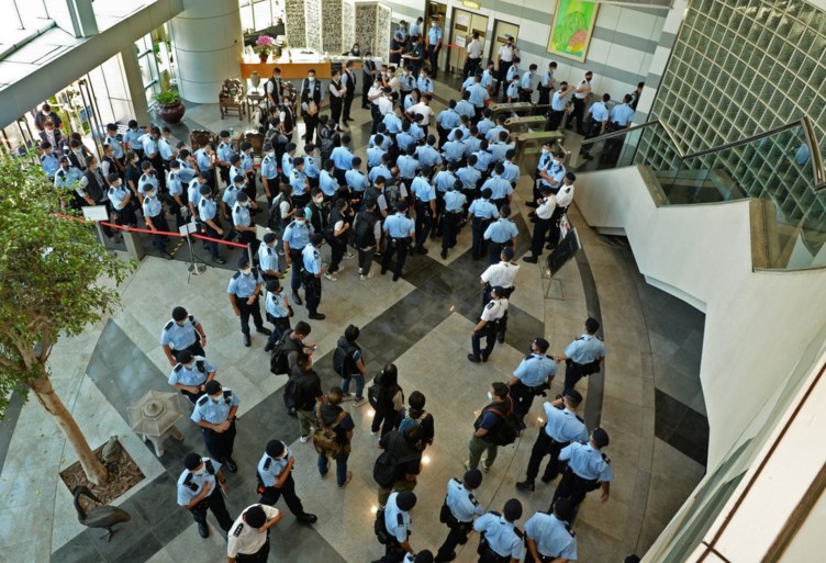 Politie Hongkong pakt leidinggevenden prodemocratische krant op