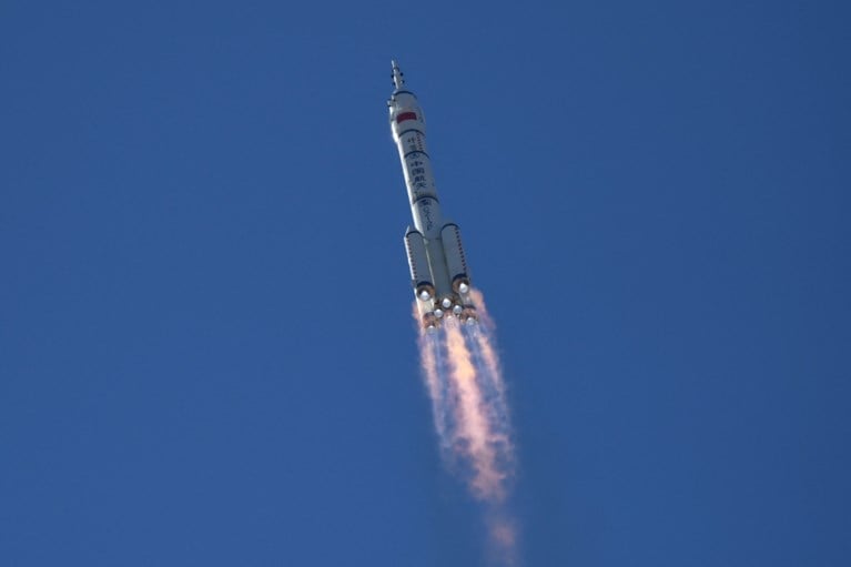 China lanceert voor het eerst bemande missie naar eigen ruimtestation