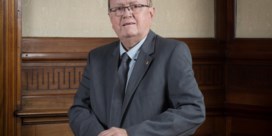 Goblet kruiste degens met regering-Michel