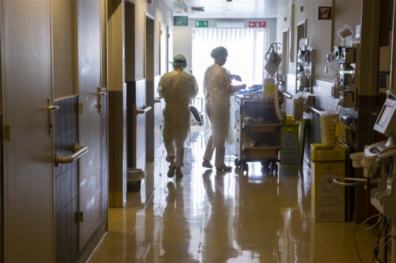 Aantal coronapatiënten in ziekenhuizen blijft stevig dalen 