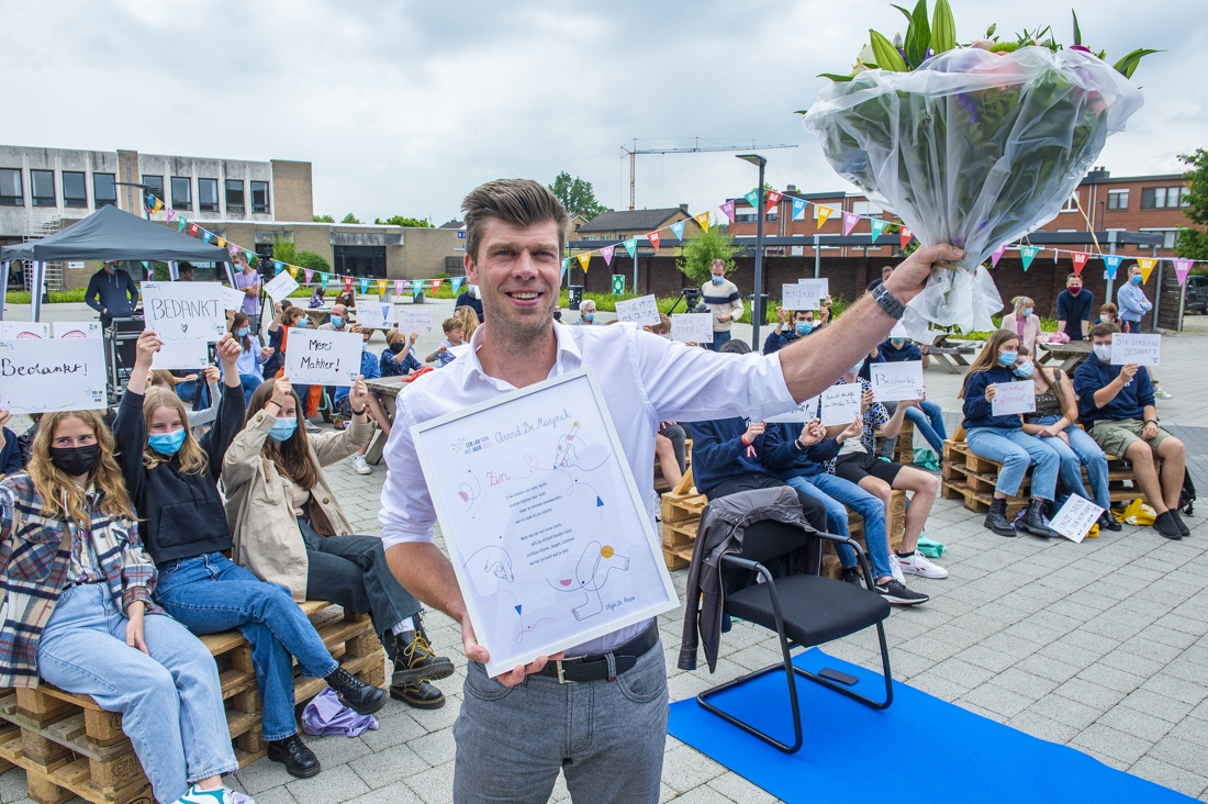 Leraar Van Het Jaar Het Werk Stopt Niet Bij De Schooluren De Standaard Mobile