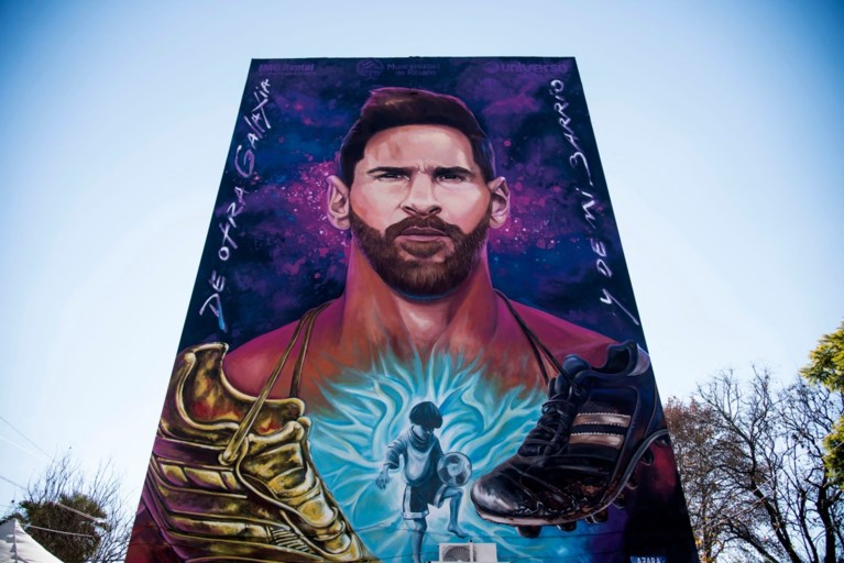 Gigantisch graffitiportret van Messi onthuld aan eerste school in geboortestad Rosario