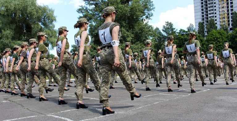 Oekraïens leger laat vrouwelijke soldaten marcheren op hoge hakken: ‘Idioot’
