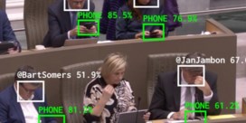 Kunstproject neemt gsm-gebruik Vlaams Parlement onder de loep, voorzitter Homans sust: ‘Noodzakelijke werkmiddelen’