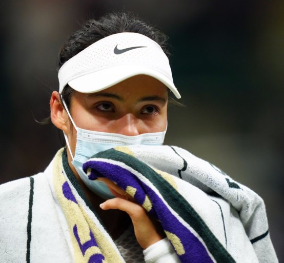 Britse tienersensatie Emma Raducanu geeft op met ademhalingsproblemen op Wimbledon