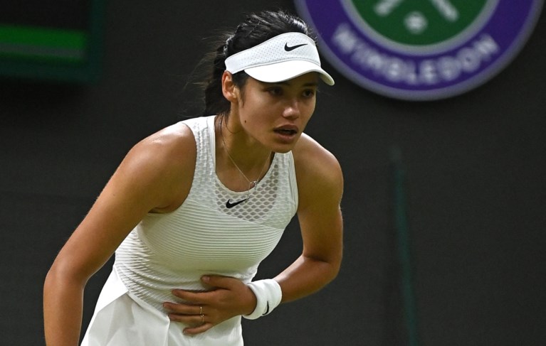 Britse tienersensatie Emma Raducanu geeft op met ademhalingsproblemen op Wimbledon