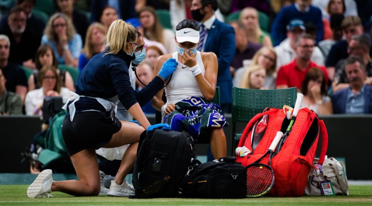 Britse tienersensatie Emma Raducanu geeft op met ademhalingsproblemen op Wimbledon