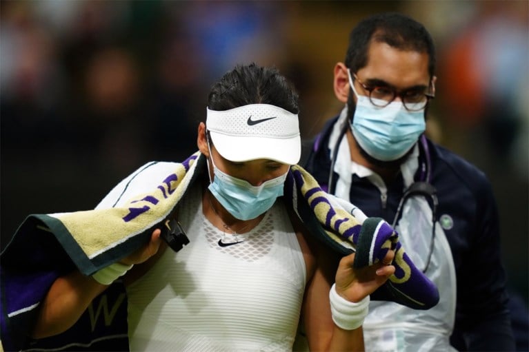 Britse tienersensatie Emma Raducanu geeft op met ademhalingsproblemen op Wimbledon