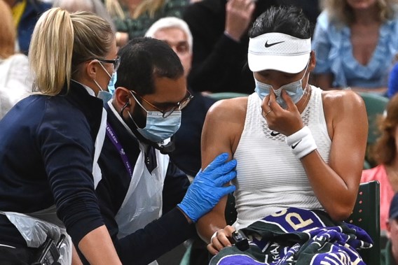 Britse tienersensatie Emma Raducanu geeft op met ademhalingsproblemen op Wimbledon