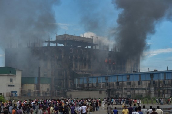 Al meer dan 50 doden bij brand in voedselfabriek Bangladesh