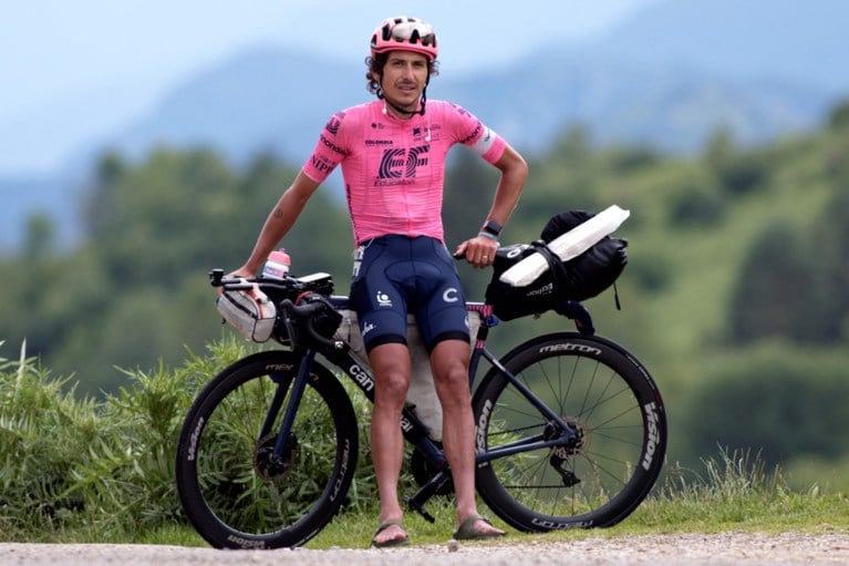 Australische profrenner rijdt alternatieve Tour de France uit op sandalen