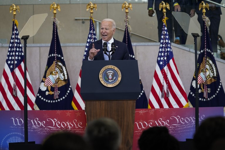 Biden haalt uit naar Trumps ‘Grote Leugen’ en inperkingen van stemrecht: ‘Je moet verlies aanvaarden’