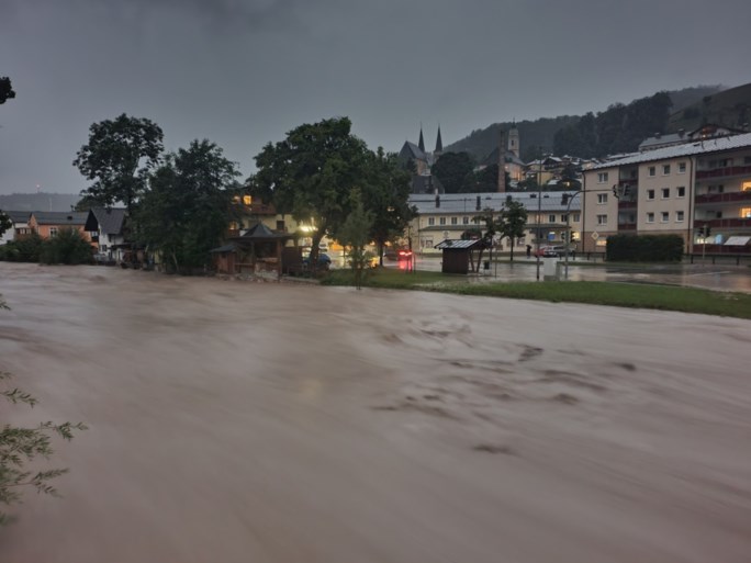 Noodweer treft nu Oost-Duitsland en Beieren, en Oostenrijkse Hallein