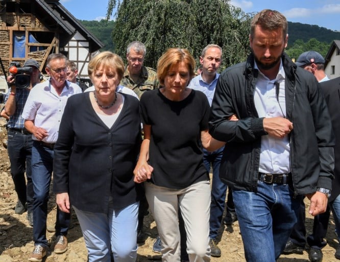 Merkel bezoekt rampgebied: ‘Ander beleid nodig voor natuur en klimaat’