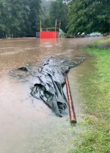 Tientallen jeugdkampen geëvacueerd door wateroverlast