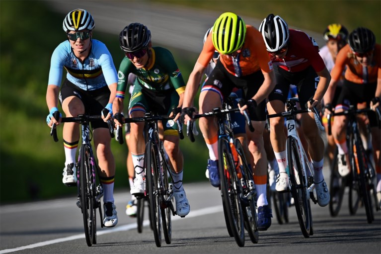 Lotte Kopecky valt net naast het podium in de wegrit, Oostenrijkse Kiesenhofer pakt goud