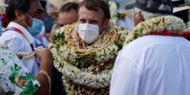 Franse president Macron bedolven onder bloemenkransen tijdens bezoek aan Tahiti