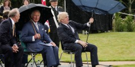 Boris Johnson worstelt naast prins Charles met paraplu