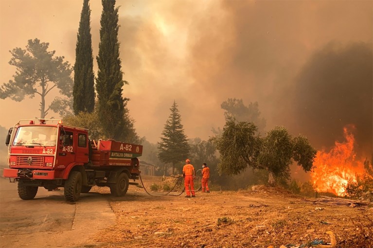Toeristen in Turkije moeten pootjebaden met bosbranden op achtergrond