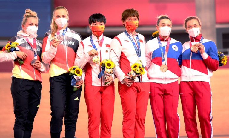 China om uitleg gevraagd over pins met Mao op podium