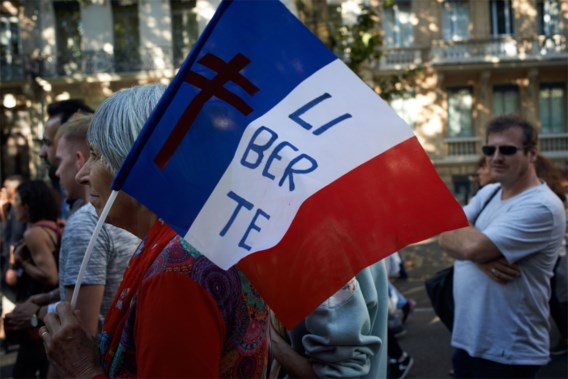 Macron mag coronapas invoeren, maar massaal protest niet voorbij 