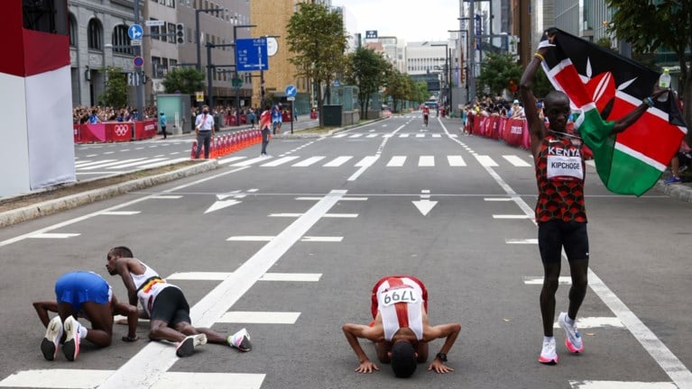 Bashir Abdi doet er een zevende medaille bij: Belg pakt brons op marathon, Koen Naert knap 10de