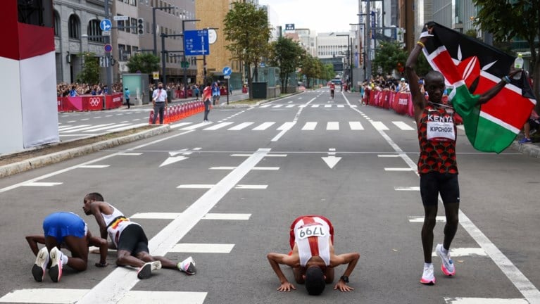 Bashir Abdi aggiunge la settima medaglia: il belga vince il bronzo nella maratona, Wasim Quinn Nert decimo