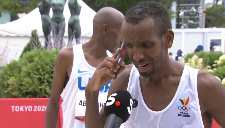 Abdi krijgt telefoontje van looplegende tijdens eerste interview: ‘Had ik meer geslapen, dan was het misschien nog beter geweest’