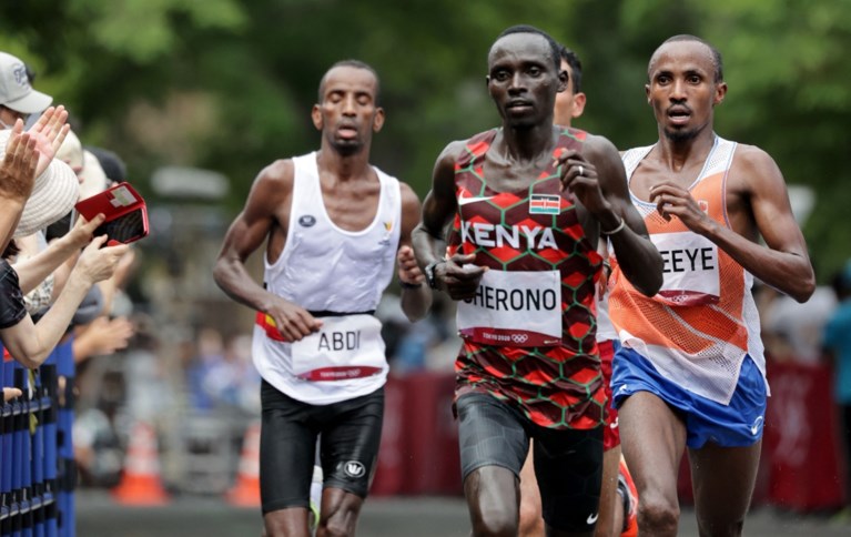 Bashir Abdi doet er een zevende medaille bij: Belg pakt brons op marathon, Koen Naert knap 10de
