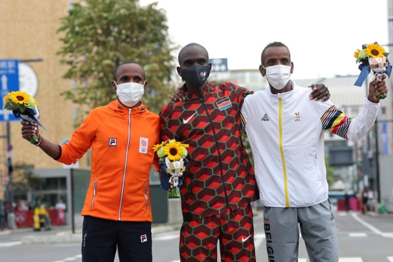 Abdi krijgt telefoontje van looplegende tijdens eerste interview: ‘Had ik meer geslapen, dan was het misschien nog beter geweest’