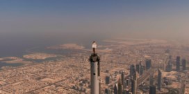 ‘Stewardess’ van Emirates haalt stunt uit op top van Burj Khalifa