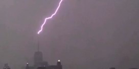 Bliksem slaat in op hoogste gebouw van New York City tijdens storm Henri