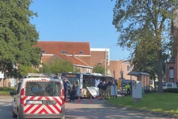 Passagier van lijnbus overleden na val door noodstop