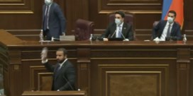 Ruzie breekt uit in Armeens parlement: waterflessen vliegen in het rond