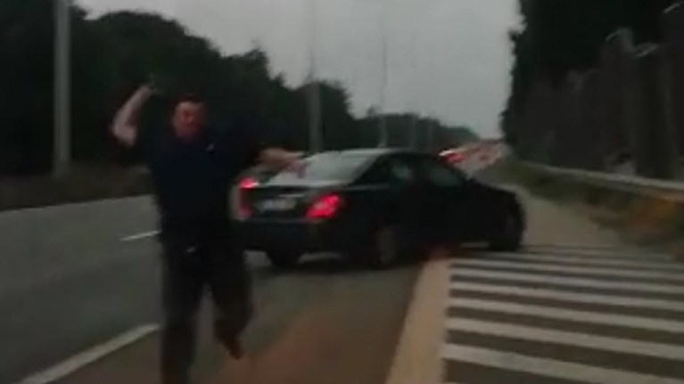 Koppel klemgereden en bedreigd met ijzeren staaf op E40: ’Hier hadden doden kunnen vallen’