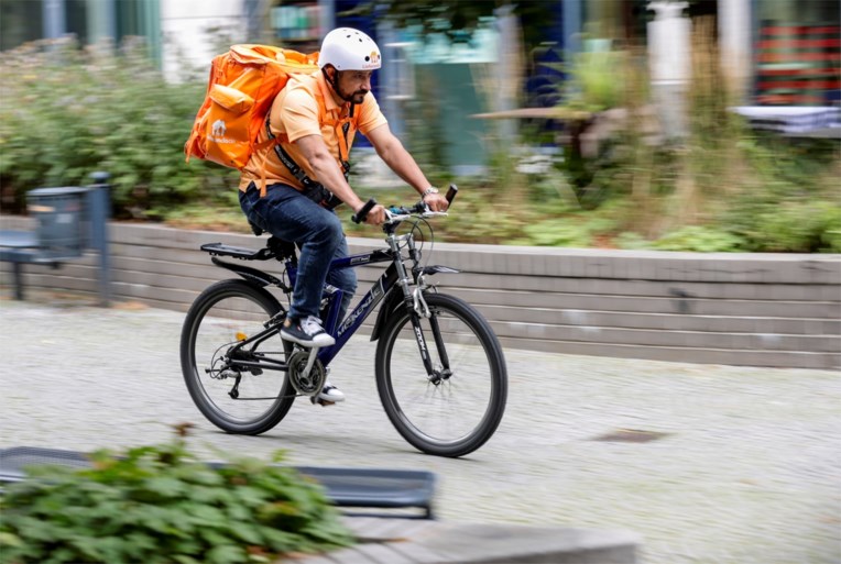Afghaanse ex-minister werkt nu als fietskoerier: ‘Een job is een job’