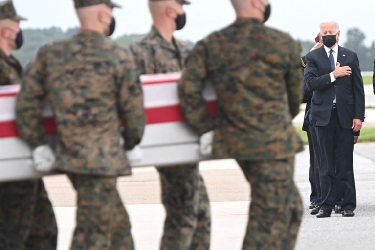 President Biden woont aankomst van lichamen van gedode Amerikaanse militairen bij: ‘Helden die het ultieme offer hebben gebracht’