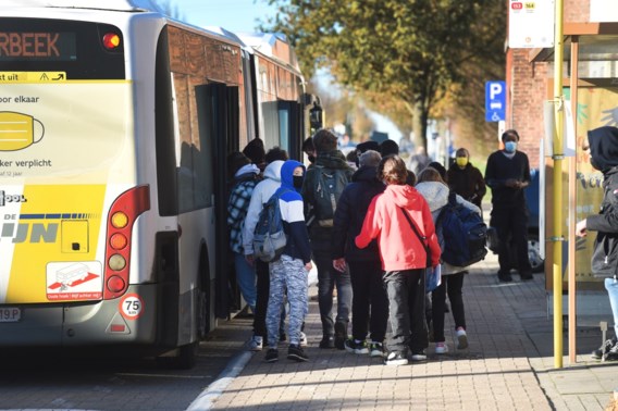 Acht uur per dag op de schoolbus? ‘Onaanvaardbaar’, volgens Lydia Peeters