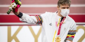 Peter Genyn draagt Belgische vlag tijdens slotceremonie Paralympische Spelen