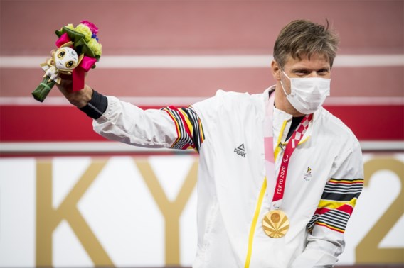 Peter Genyn draagt Belgische vlag tijdens slotceremonie Paralympische Spelen