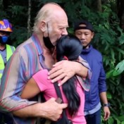 Verdwaalde Brit (72) na drie dagen gered uit Thaise jungle: ‘Mijn voeten doen pijn, maar ik ben blij’