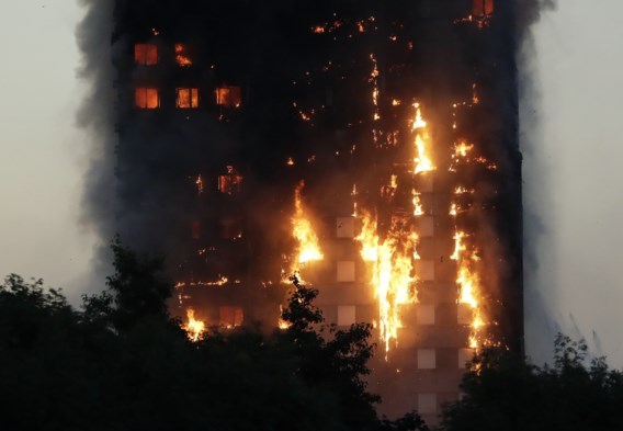 Afgebrande Grenfell Tower in Londen gaat tegen de vlakte
