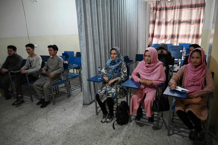 Nieuwe regels aan Afghaanse universiteiten: gordijn scheidt het klaslokaal