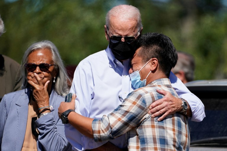 Biden waarschuwt voor klimaatverandering in door water beschadigd New York