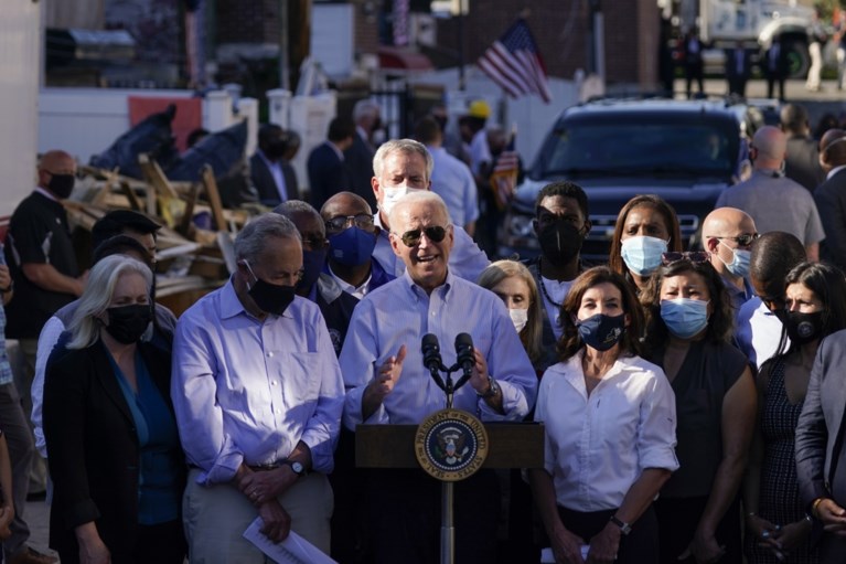 Biden waarschuwt voor klimaatverandering in door water beschadigd New York
