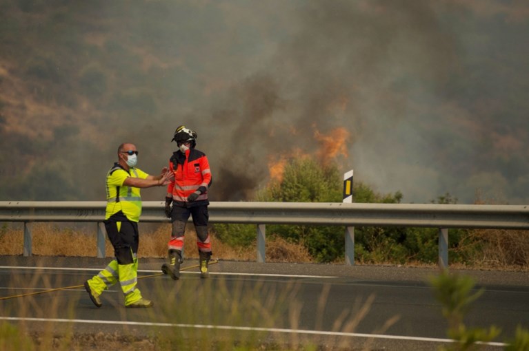Bosbranden in Zuid-Spanje: brandweerman komt om, meer dan 900 mensen geëvacueerd