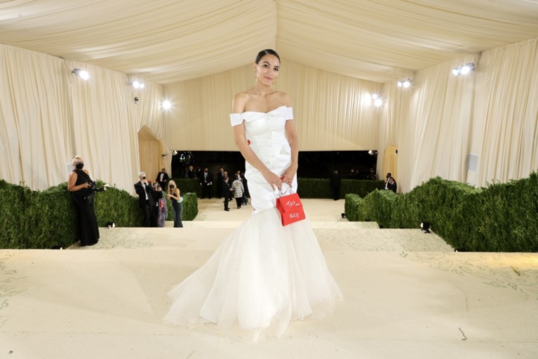 Opvallende jurk op Met Gala komt AOC opnieuw op kritiek te staan