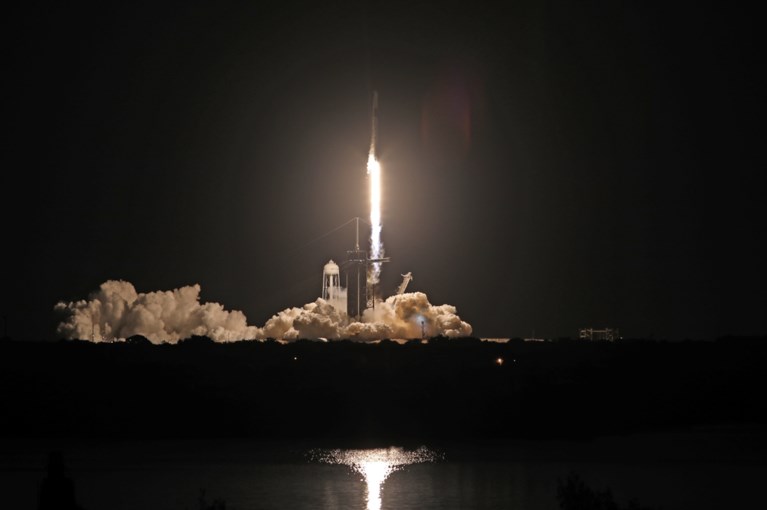 Falcon 9-draagraket van SpaceX met vier ruimtetoeristen aan boord is opgestegen