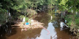 Twee maanden na de ramp: drone filmt hoeveel afval er nog altijd in Waalse rivier ligt